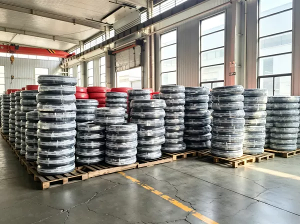 Hoe werken met weefsel versterkte rubberen slangen? Hebei Zhehan Rubber & Plastic Products Co., Ltd. legt de kernprincipes van industriële flexibele transferslangen uit.